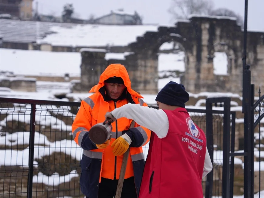 Düzce Belediyesi Karla Mücadele Timlerine Soğuk Havada Sıcak Çay İkramı ile Moral Desteği