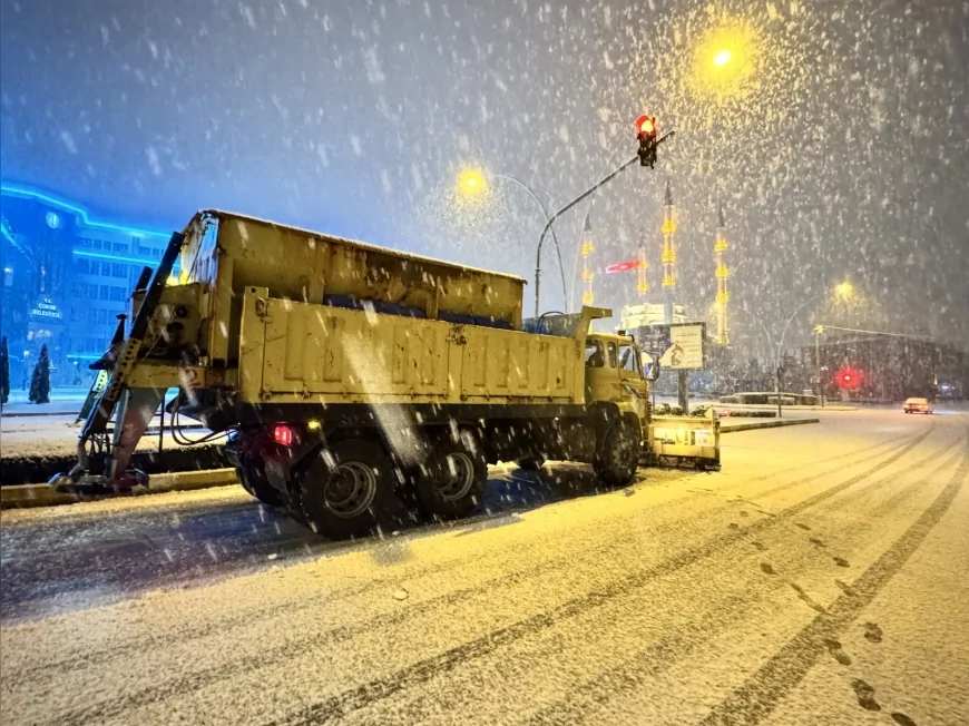 Çorum’da Gece Başlayan Kar Sabah Etkisini Artırdı: Belediye Ekipleri Teyakkuzda, Şehir Beyaza Büründü