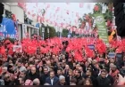 Adana Büyükşehir Belediye Başkanı Zeydan Karalar’ın Tutukluluğunun 200. Gününde On Binlerce Adanalı “Özgürlük ve Adalet” İçin Yağmura Rağmen Alanlara Aktı