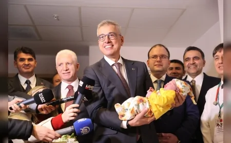 Sağlık Bakanı Prof. Dr. Kemal Memişoğlu İstanbul’da 2026 Yılının İlk Bebeğini Ziyaret Etti