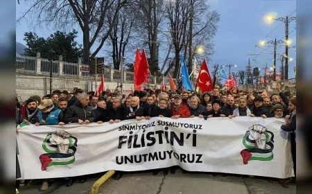 GALATA KÖPRÜSÜ’NDE FİLİSTİN İÇİN TARİHİ YÜRÜYÜŞ: “SİNMİYORUZ, SUSMUYORUZ, FİLİSTİN’İ UNUTMUYORUZ”