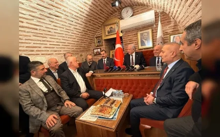 TBMM Başkanvekili Celal Adan MHP Heyetiyle Mısır Çarşısı Esnafını Ziyaret Etti: “Derdin Derdimizdir”