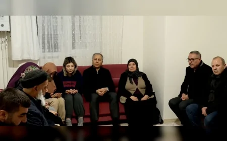 İçişleri Bakanı Ali Yerlikaya Yalova’daki Saldırıda Şehit Olan Polis Yasin Koçyiğit’in Ailesini Ankara’da Ziyaret Etti