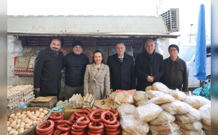 Yunusemre Belediye Başkanı Semih Balaban ve CHP Manisa İl Başkanı İlksen Özalper Laleli Pazarı’nda esnaf ve vatandaşlarla buluştu