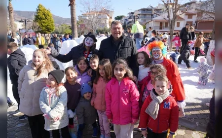 Seferihisar Belediyesi Ürkmez Hizmet Noktası’nda Kar Sürpriziyle Miniklerin Yarıyıl Tatili Şenliğe Dönüştü