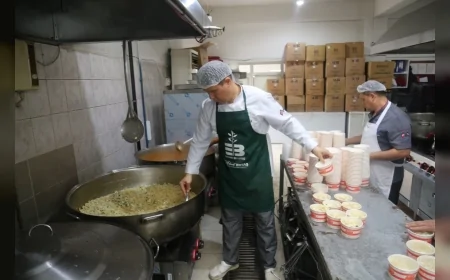 Edremit Belediyesi Aşeviyle Gönülleri Isıtıyor: 196 Haneye Yıl Boyunca 3 Çeşit Sıcak Yemek Ulaştırılıyor