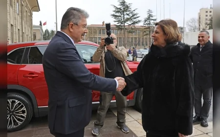 Eskişehir Valisi Dr. Erdinç Yılmaz’a Büyükşehir ve Odunpazarı belediye başkanlarından hayırlı olsun ziyareti
