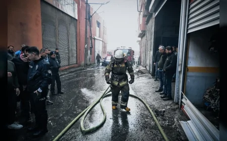 Buca Seyhan Mahallesi’nde Oto Tamirci Deposunda Yangın: İtfaiye Alevleri Kısa Sürede Söndürdü