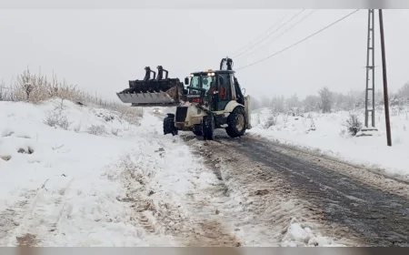 Mersin Büyükşehir Belediyesi Ekipleri Yüksek Kesimlerde Etkili Olan Kar Yağışına Karşı Sahaya İndi