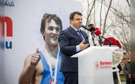 Cep Herkülü Naim Süleymanoğlu’nun Heykeli Bornova Pınarbaşı’nda Doğum Gününde Açıldı