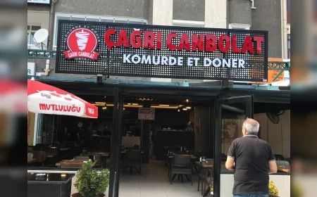ANKARA BALGAT’TA 27 YILLIK KÖMÜRDE ET DÖNER USTASI ÇAĞRI CANBOLAT: “İYİ DÖNERİN DÖRT ŞARTI VAR; ET, USTALIK, KÖMÜR ve ESNAFLIK”