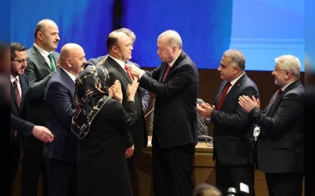 Çorum Ortaköy Aşdağul’da Siyasi Gelişme AK Parti Rozetini Cumhurbaşkanı Recep Tayyip Erdoğan Taktı