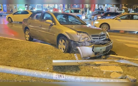 Çorum’da Kaygan Yolda Kontrolden Çıkan Otomobil Sinyalizasyon Direğine Çarptı: 1 Yaralı