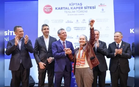 Cumhuriyet Halk Partisi Genel Başkanı Özgür Özel: “Murat Kurum’un döneminde mağdur olan bin 500 kişiye bugün anahtar teslim ediyoruz”