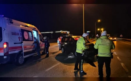 Çorum–Samsun Karayolu’nda otomobil ile hafif ticari araç çarpıştı 3’ü çocuk 5 kişi yaralandı