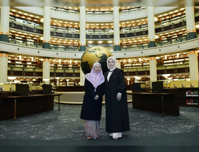 Emine Erdoğan, Malezya Başbakanı’nın eşi Wan Azizah İsmail ile Millet Kütüphanesi ve Yaşayan Miras Okulu’nu ziyaret etti