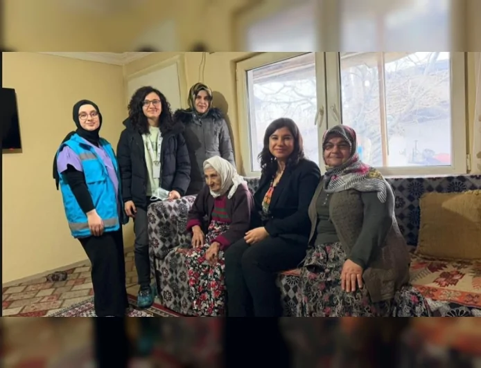 Sungurlu Devlet Hastanesi Evde Sağlık Hizmetleri Beyaz Baston Haftasında Görme Engelli Hastayı Evinde Ziyaret Etti