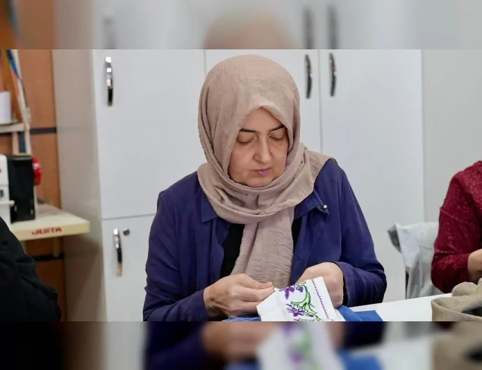 Elazığ Belediyesi ESMEK Hamlesiyle Kadınların Üretim Gücünü Şehrin Dört Bir Yanına Taşıdı