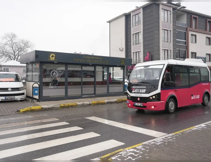 Düzce Belediyesi Öz Kaynaklarıyla Üretti Akıllı Duraklar Vatandaştan Tam Not Aldı: “Böyle Duraklar İstanbul’da Dahi Yok”