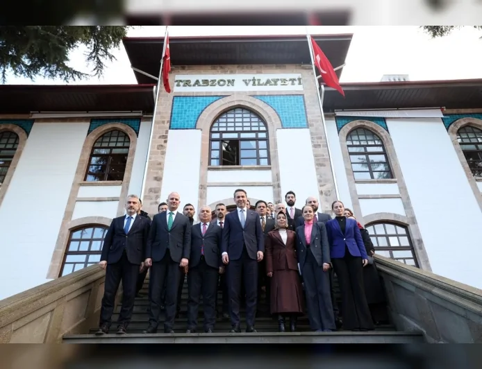 Enerji ve Tabii Kaynaklar Bakanı Alparslan Bayraktar Trabzon’da Gençlerle Buluştu: “Motivasyon ve Başarı Kaynağı Çok Çalışmaktır”