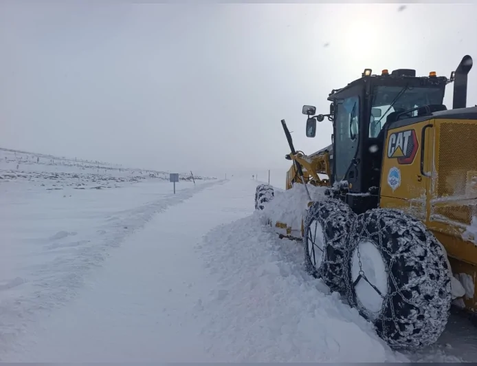 Kayseri Büyükşehir Belediyesi Kar ve Tüpüye Rağmen 11 İlçede 197 Kırsal Mahalle Yolunu Ulaşıma Açtı