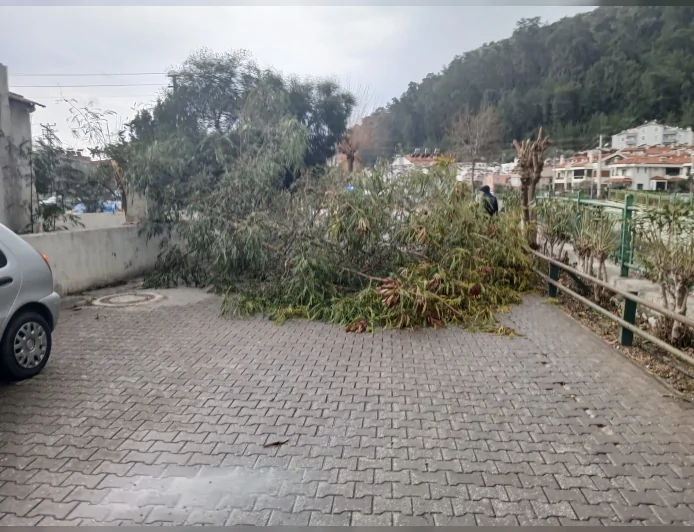 Marmaris Belediyesi Fırtına ve Sağanakta Sahadaydı: Ekipler Taşkın Riskine Karşı Teyakkuzdaydı