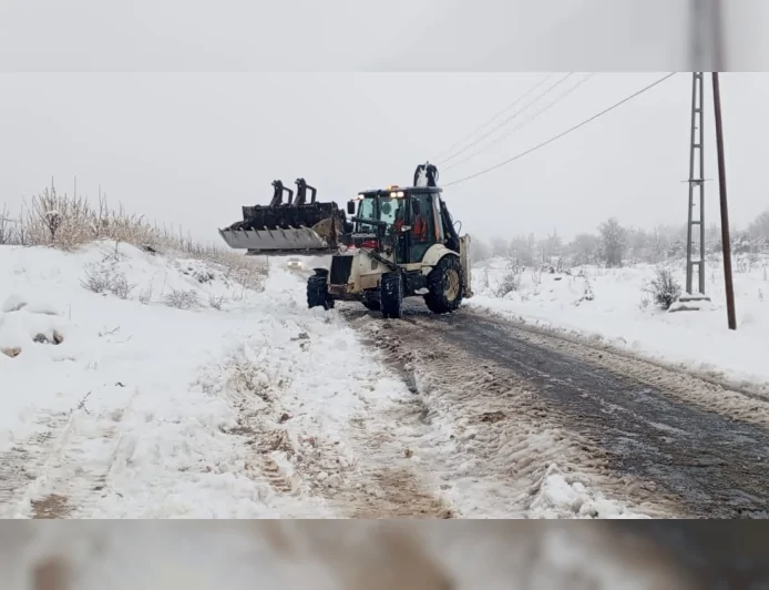 Mersin Büyükşehir Belediyesi Ekipleri Yüksek Kesimlerde Etkili Olan Kar Yağışına Karşı Sahaya İndi