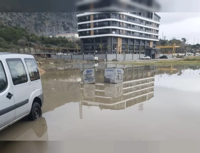 Antalya Konyaaltı Sarısu Mahallesi’nde altyapı tepkisi: “Her yağmurda yollar göle dönüyor”