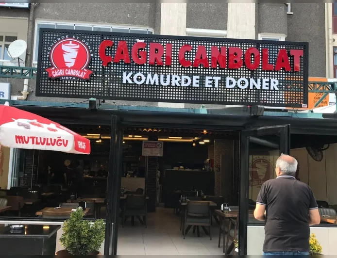 ANKARA BALGAT’TA 27 YILLIK KÖMÜRDE ET DÖNER USTASI ÇAĞRI CANBOLAT: “İYİ DÖNERİN DÖRT ŞARTI VAR; ET, USTALIK, KÖMÜR ve ESNAFLIK”