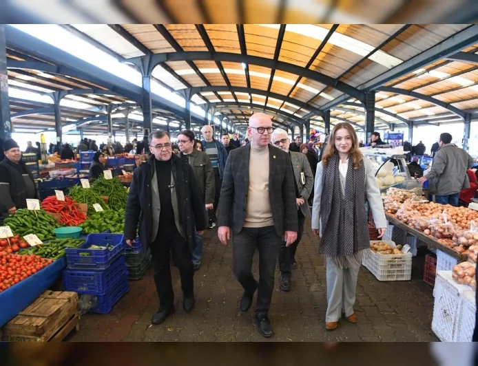 Altıeylül Belediye Başkanı Hakan Şehirli Pazar Pazarı’nda Esnaf ve Vatandaşlarla Bir Araya Geldi