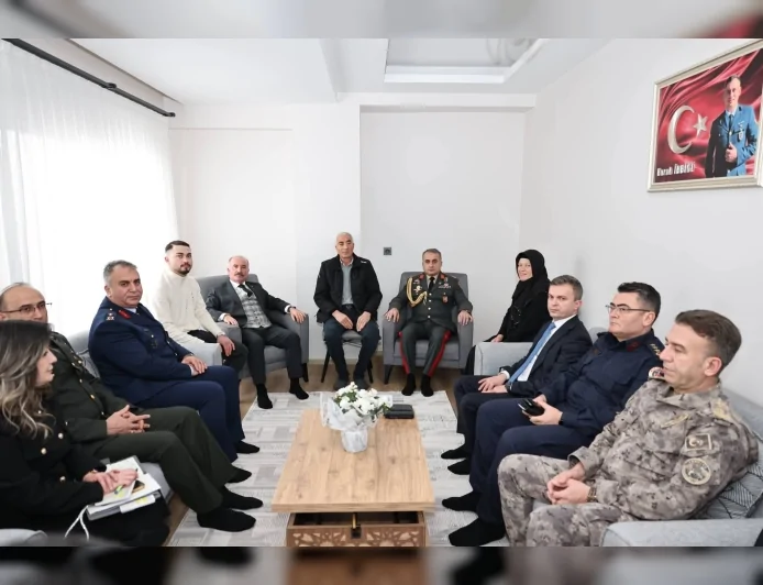 Çorum Valisi Ali Çalgan’dan Azerbaycan Silahlı Kuvvetleri Heyetiyle Şehit Burak İbbiği’nin Ailesine Taziye Ziyareti