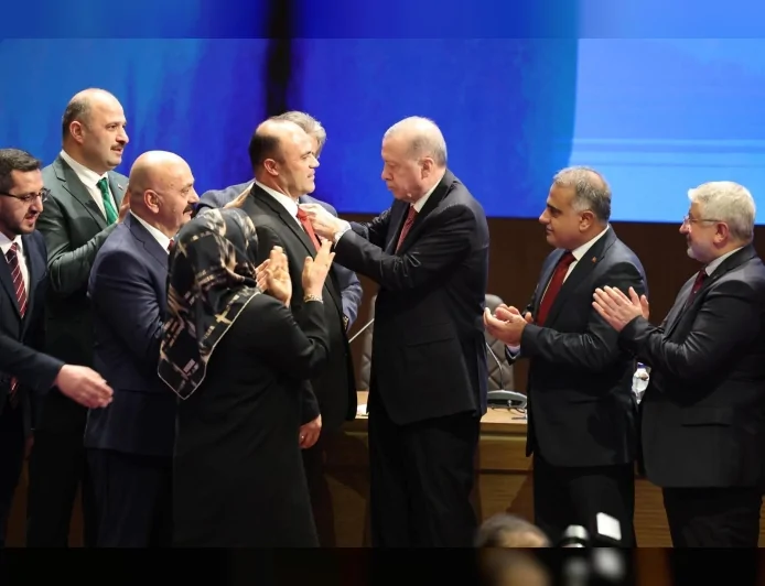 Çorum Ortaköy Aşdağul’da Siyasi Gelişme AK Parti Rozetini Cumhurbaşkanı Recep Tayyip Erdoğan Taktı