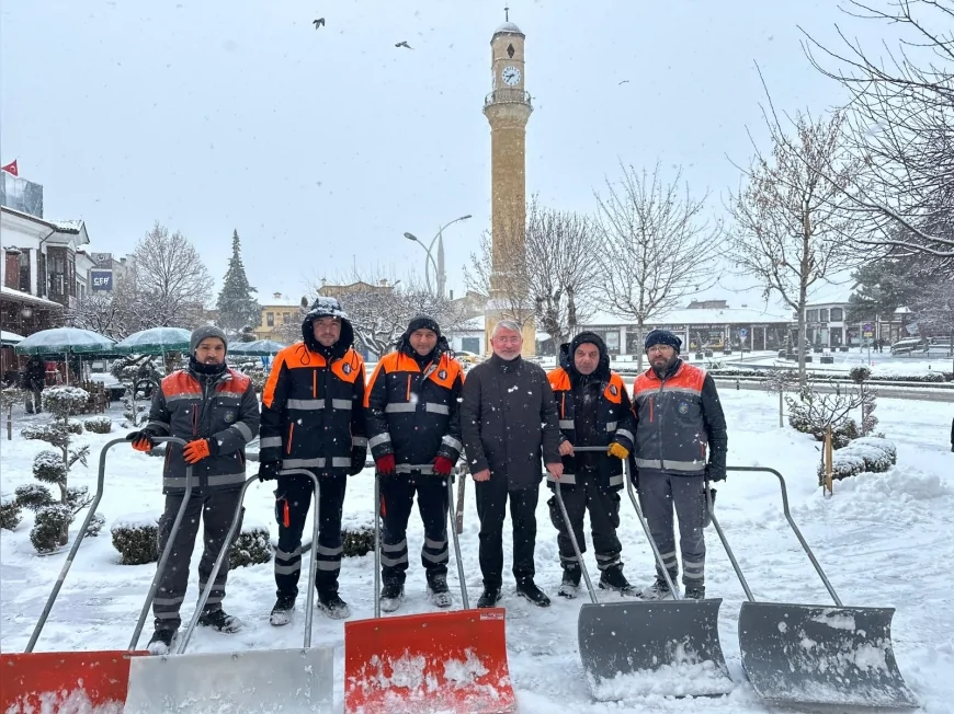 Çorum Belediyesi 36 araç ve 205 personelle kar yağışına karşı kent genelinde kesintisiz mücadele yürütüyor