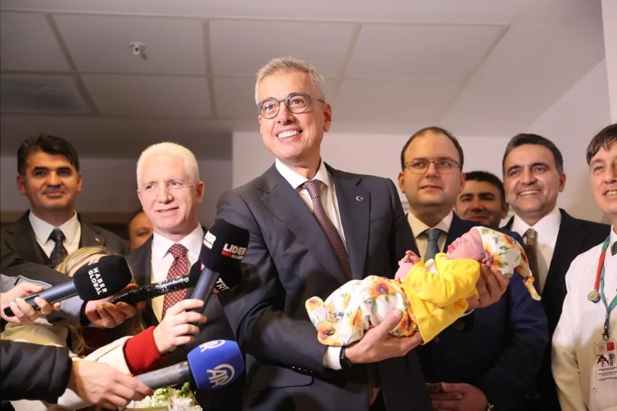 Sağlık Bakanı Prof. Dr. Kemal Memişoğlu İstanbul’da 2026 Yılının İlk Bebeğini Ziyaret Etti