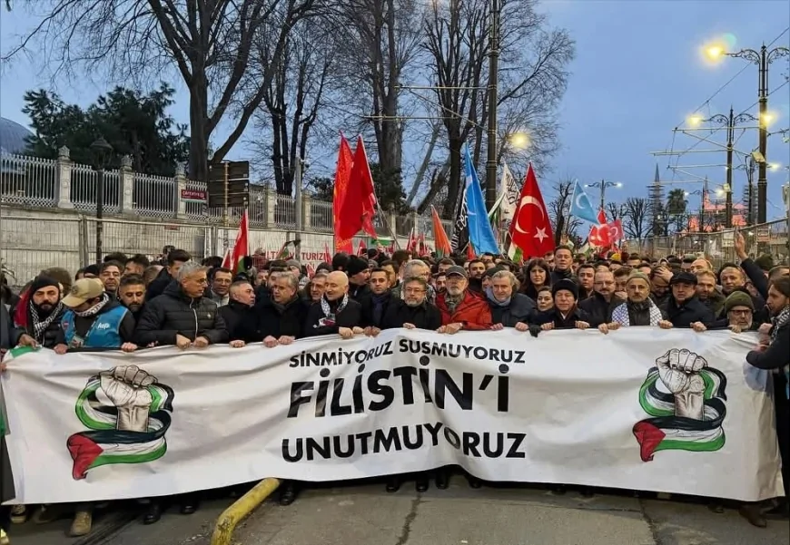 GALATA KÖPRÜSÜ’NDE FİLİSTİN İÇİN TARİHİ YÜRÜYÜŞ: “SİNMİYORUZ, SUSMUYORUZ, FİLİSTİN’İ UNUTMUYORUZ”