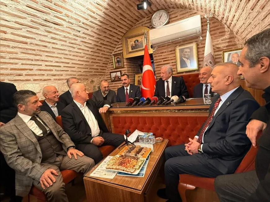 TBMM Başkanvekili Celal Adan MHP Heyetiyle Mısır Çarşısı Esnafını Ziyaret Etti: “Derdin Derdimizdir”