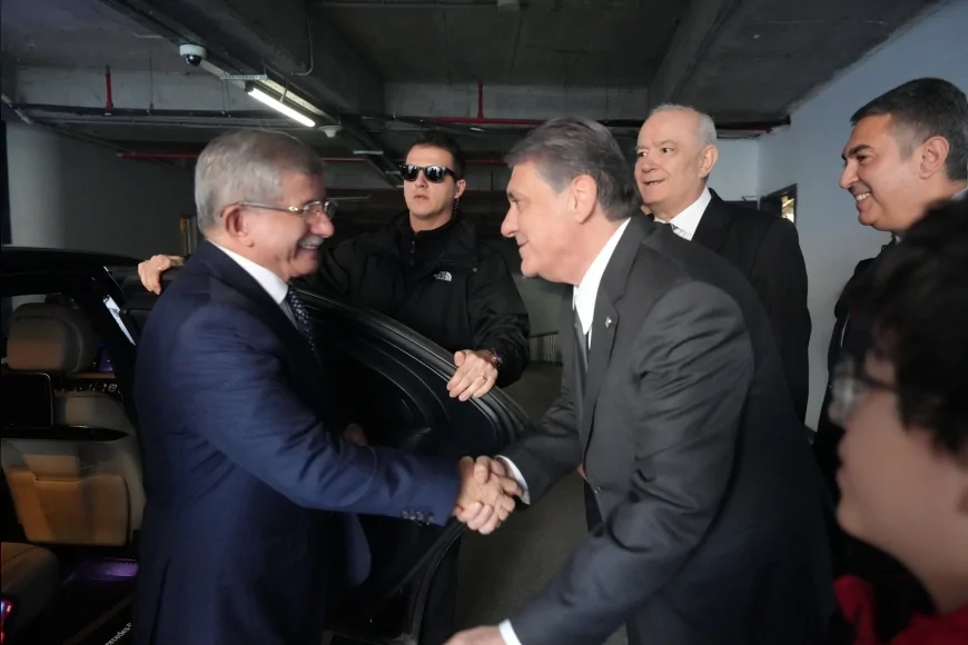 Gelecek Partisi Genel Başkanı Ahmet Davutoğlu: “Beşiktaş camiasıyla sporun birleştirici gücü üzerine verimli bir sohbet gerçekleştirdik”