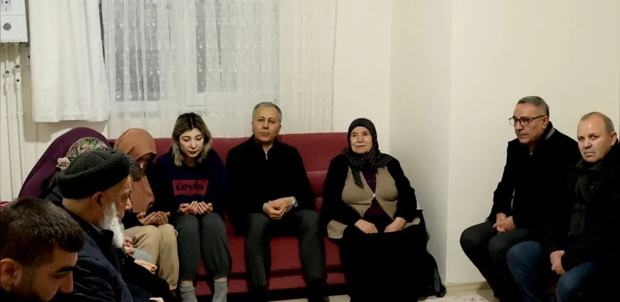 İçişleri Bakanı Ali Yerlikaya Yalova’daki Saldırıda Şehit Olan Polis Yasin Koçyiğit’in Ailesini Ankara’da Ziyaret Etti