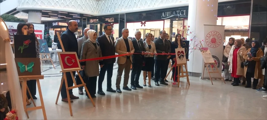 Çorum Sosyal Yardımlaşma ve Dayanışma Vakfı Aile Destek Merkezi Kermesi AHL Park AVM’de Açıldı El Emeği Ürünler Ziyaretçilerle Buluştu