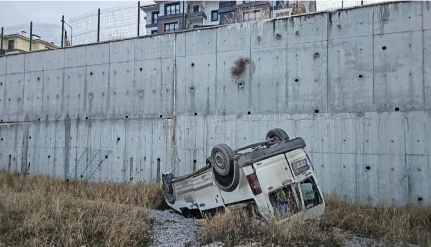 Çorum’da 8 Metrelik Yükseklikten Atletizm Sahasına Düşen Minibüsün Sürücüsü Hayatını Kaybetti