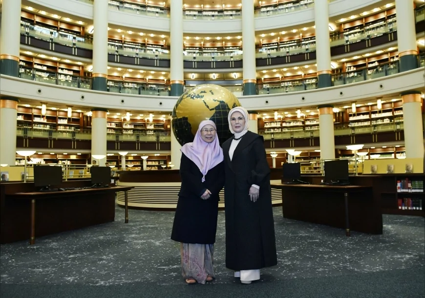Emine Erdoğan, Malezya Başbakanı’nın eşi Wan Azizah İsmail ile Millet Kütüphanesi ve Yaşayan Miras Okulu’nu ziyaret etti