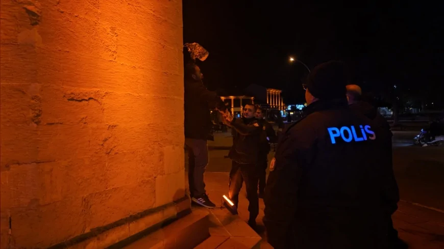 Çorum Saat Kulesi Önünde Benzinle Kendini Yakmaya Teşebbüs Eden Şahıs Polis Tarafından Etkisiz Hale Getirildi