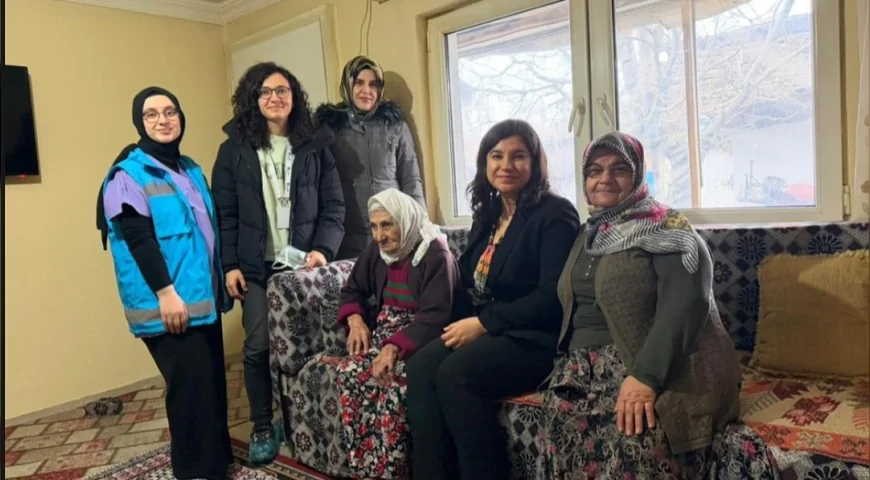 Sungurlu Devlet Hastanesi Evde Sağlık Hizmetleri Beyaz Baston Haftasında Görme Engelli Hastayı Evinde Ziyaret Etti