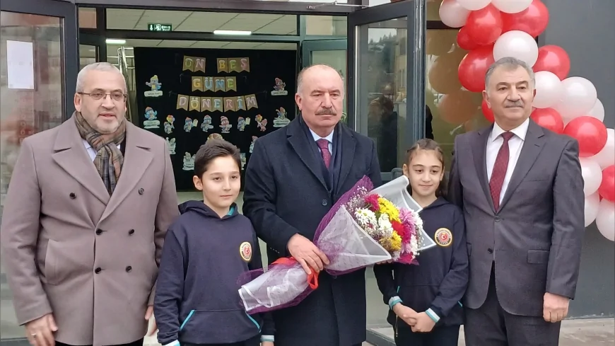 ÇORUM KOCATEPE İLKOKULU’NDA YARIYIL KARNE HEYECANI VALİ ALİ ÇALGAN ÖĞRENCİLERLE BULUŞTU