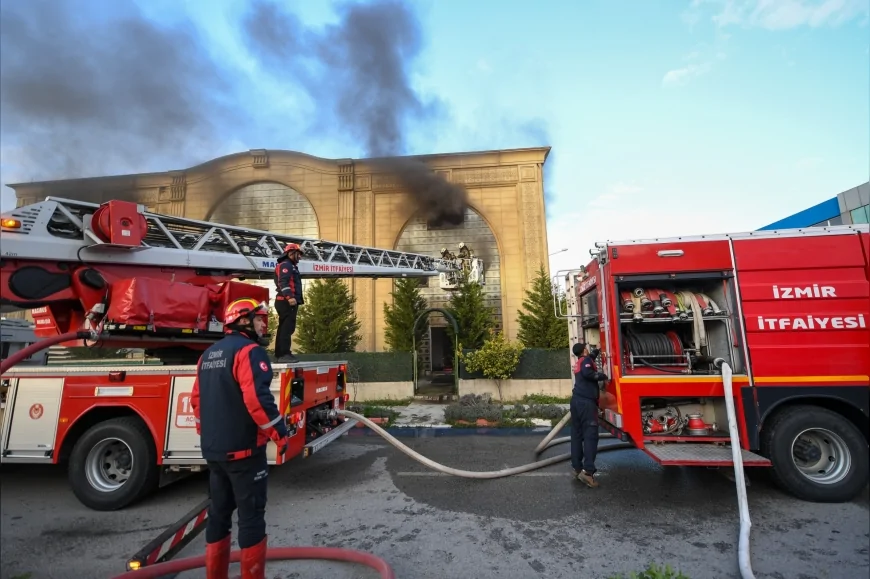 Menderes İTOB Organize Sanayi Bölgesi’nde Fabrika Yangını: Alevler 1 Saatte Kontrol Altına Alındı