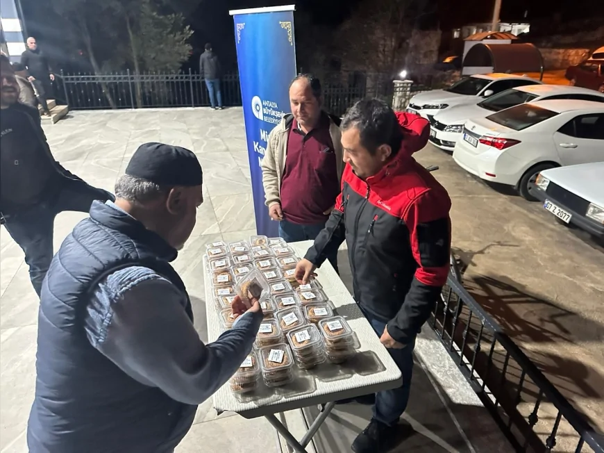 Antalya Büyükşehir Belediyesi Miraç Kandili’nde 19 İlçede Lokma ve Kandil Simidi İkramı Yaptı
