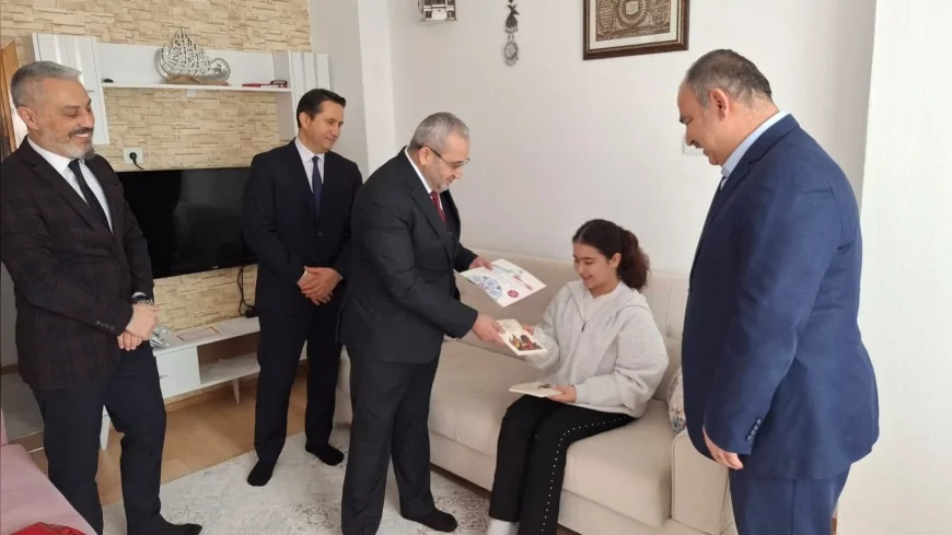 Çorum İl Milli Eğitim Müdürü Cemil Çağlar Evde Eğitim Alan Öğrencinin Karne Sevincine Ortak Oldu