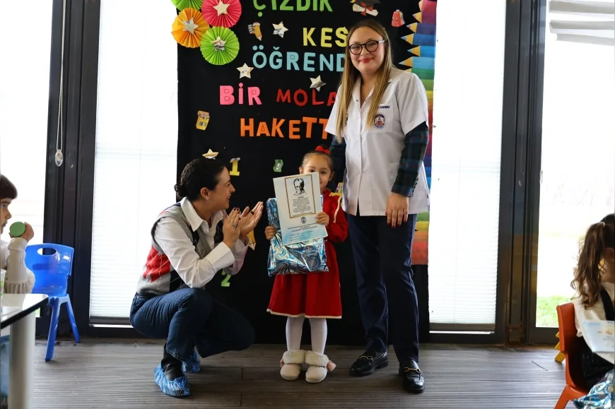 Efes Selçuk Belediyesi’nden Atatürk Vurgulu Gelişim Raporu Uygulaması: “İsmini de Resmini de Yüreklerden Silemezsiniz”