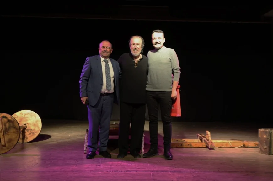 Kurtuluş Mücadelesi’nin Destanı Yunusemre’de Sahnelendi: Yaşar Gündem “Kuvayi Milliye” Oyunuyla Ayakta Alkışlandı