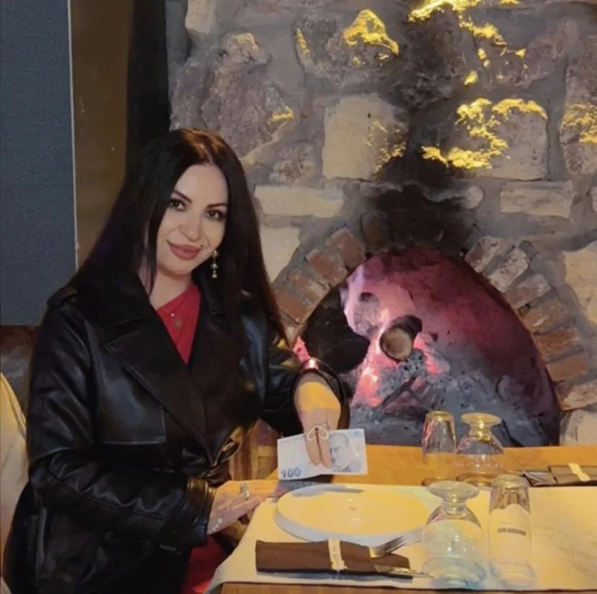 Sanatçı Damla Acar 100 TL Banknotundaki Detayı Fark Etti: “Para Bile Şarkı Söylüyor”